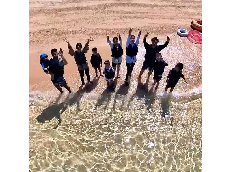【4小時包船】暢遊無人島及津堅島，盡情享受奢華時光。提供浮潛和SUP槳板體驗。當天可空手而來！設有洗手間。 3歲以下兒童免費。の紹介画像