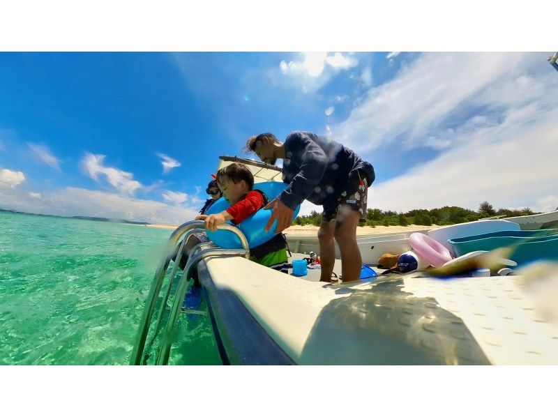 [Popular with families during spring sale] 4 hours of chartered boat, spectacular snorkeling, fishing experience, uninhabited island, Tsuken Island, same day, empty-handed! Complete with toiletの紹介画像