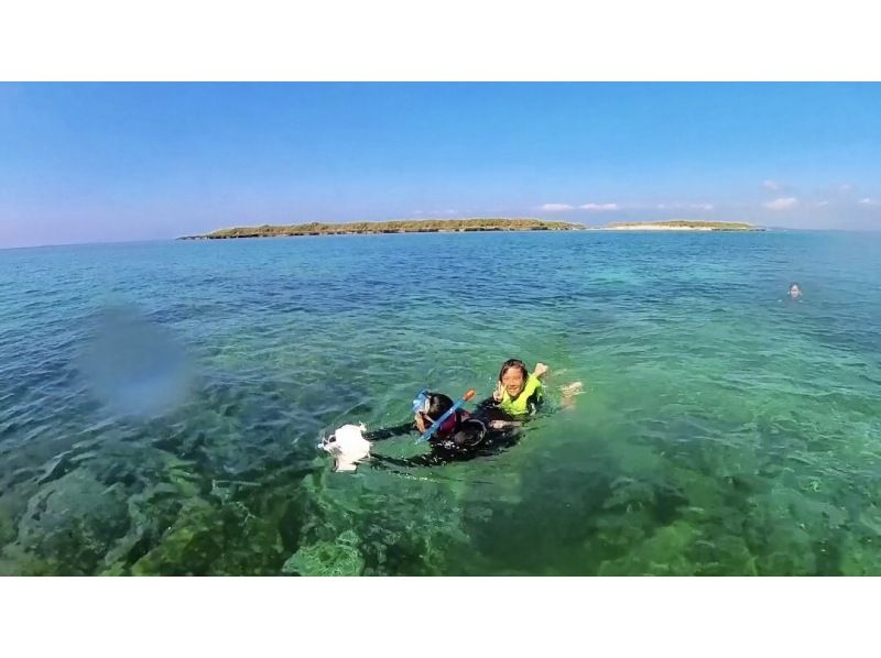 【4小時包船】暢遊無人島及津堅島，盡情享受奢華時光。提供浮潛和SUP槳板體驗。當天可空手而來！設有洗手間。 3歲以下兒童免費。の紹介画像