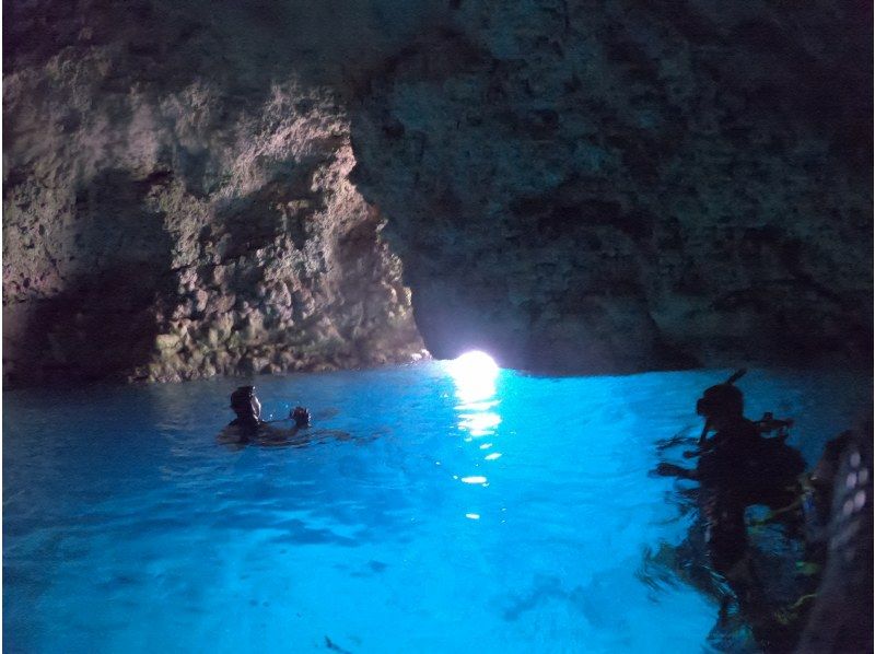 【北谷出発】往復送迎付き！青の洞窟体験ダイビングの紹介画像