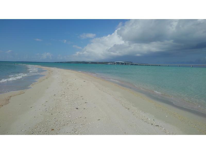 Landing tour on the sandy beach (Uni no Hama) that appears at low tide in Miyakojima, Okinawa Prefectureの紹介画像