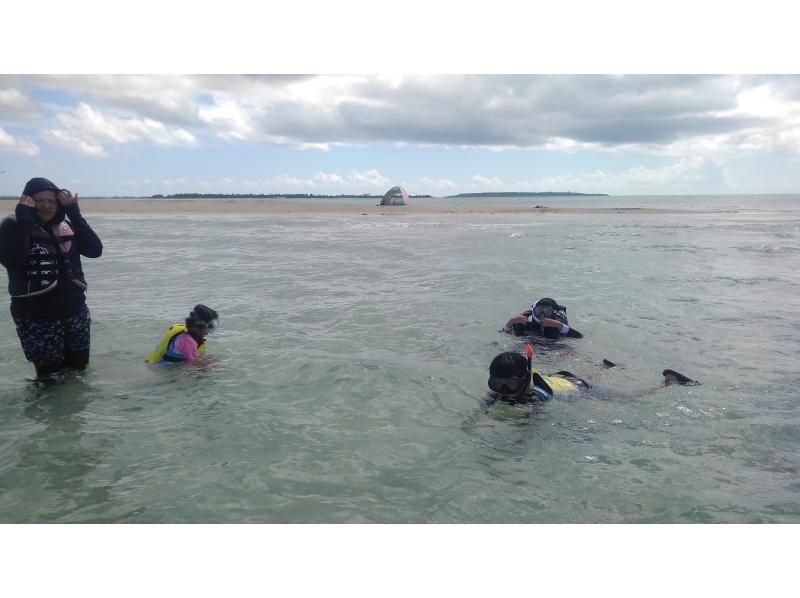 Landing tour on the sandy beach (Uni no Hama) that appears at low tide in Miyakojima, Okinawa Prefectureの紹介画像