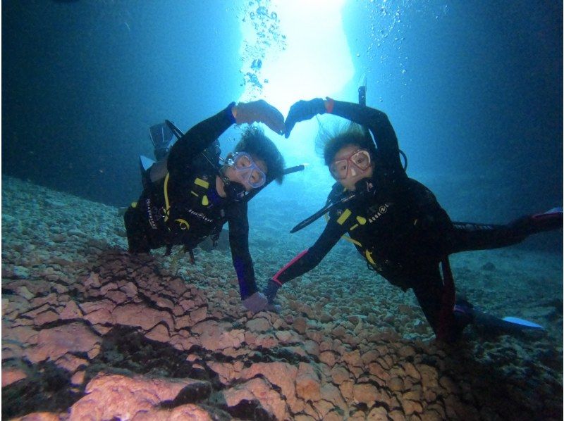 【沖縄・恩納村】《送迎 可能》青の洞窟を冒険する10歳からOKの体験ダイビング！※送迎範囲ありの紹介画像