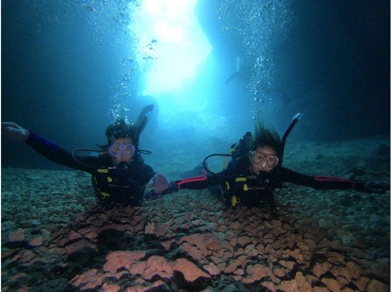 【沖縄・恩納村】《送迎 可能》青の洞窟を冒険する10歳からOKの体験ダイビング！※送迎範囲ありの紹介画像