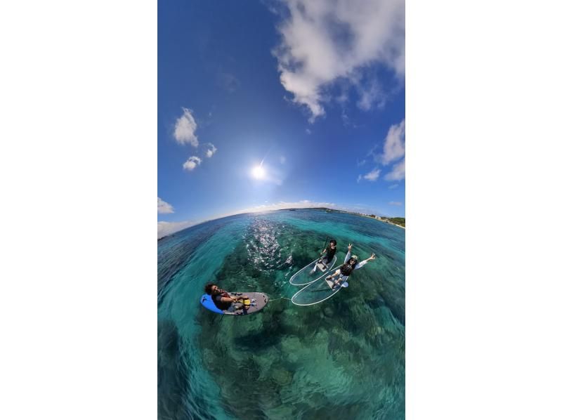 บันทึกช่วงเวลาที่เต็มไปด้วยอารมณ์ที่สุดในชีวิตของฉันบน Instagram 360 ขึ้นไปบน SUP ใสๆ และล่องไปในมหาสมุทรที่ใสราวกับคริสตัล [โอกินาว่า หมู่บ้านอนนะ โมโตบุ]の紹介画像