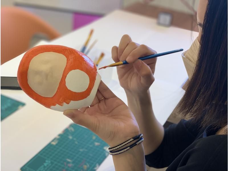 Asakusa Recommended for a date & interesting experience Making Japanese miscellaneous goods Manufacturing experience Papier-mache Daruma A woman enjoying a painting experience