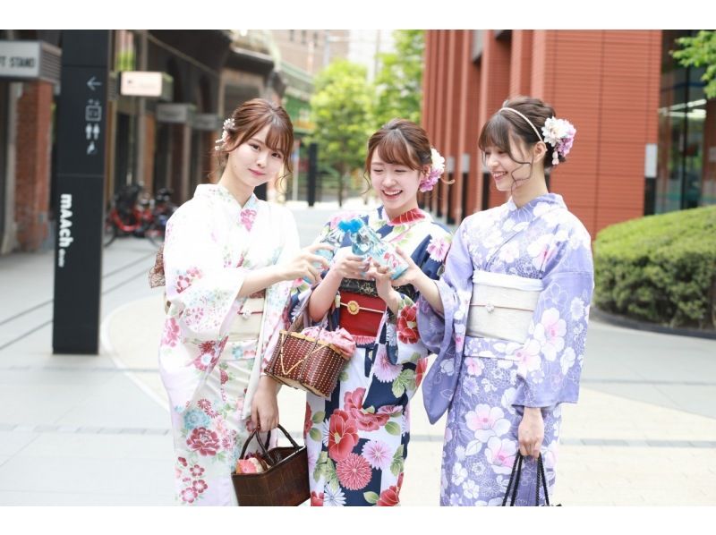 [โยโกฮาม่า / มินาโตะมิไร / เช่าชุดยูกาตะ] เพลิดเพลินไปกับโยโกฮาม่าด้วยชุดยูกาตะสุดเท่! เช่าร่มฟรีในวันฝนตก!の紹介画像