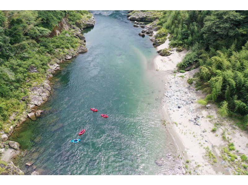 SALE! Popularity is on the rise! Light and easy to navigate! Excellent maneuverability and stability! Mini touring with a packraft! Lessons included [Yoshino River, Kochi]の紹介画像