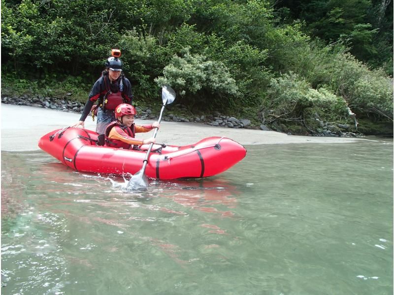 SALE! Popularity is on the rise! Light and easy to navigate! Excellent maneuverability and stability! Mini touring with a packraft! Lessons included [Yoshino River, Kochi]の紹介画像