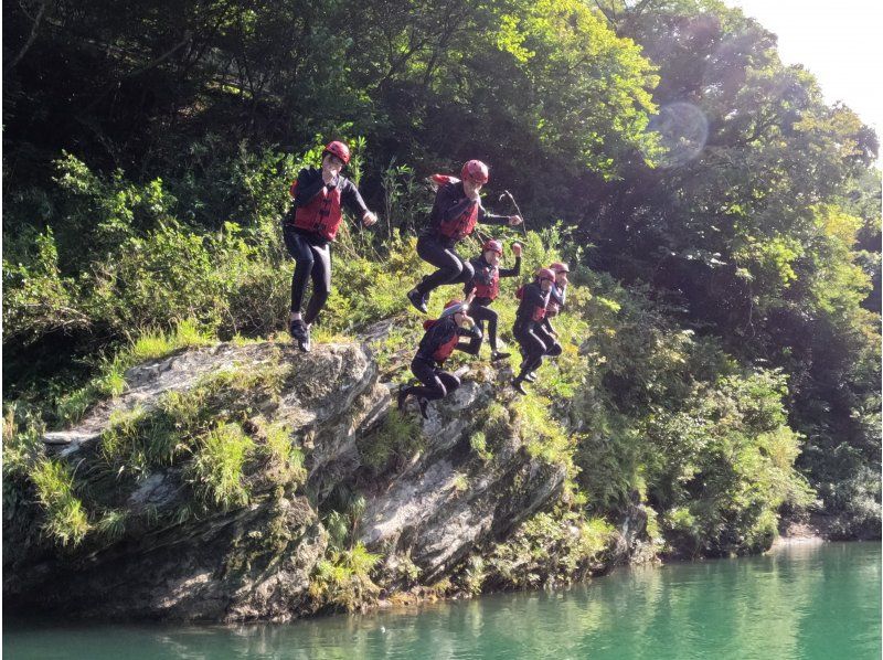 Popularity is on the rise! Light and easy to ride! Excellent maneuverability and stability! Mini touring on the clear Yoshino River in a packraft, about 1.5 km! Lessons included [Kochi] About 15 minutes from Otoyo ICの紹介画像