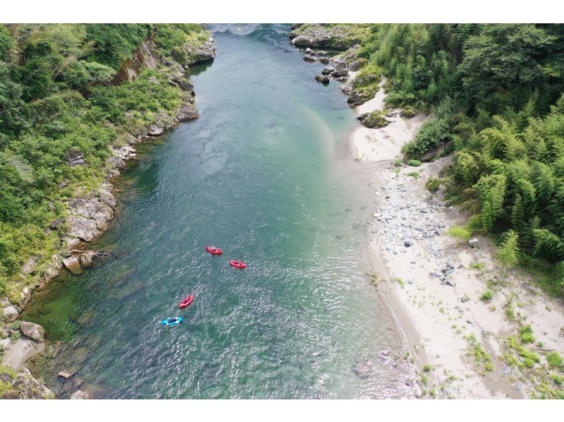 Popularity is on the rise! Light and easy to ride! Excellent maneuverability and stability! Mini touring on the clear Yoshino River in a packraft, about 1.5 km! Lessons included [Kochi] About 15 minutes from Otoyo ICの紹介画像