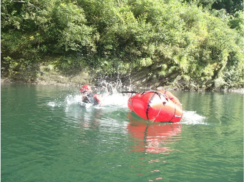 Popularity is on the rise! Light and easy to ride! Excellent maneuverability and stability! Mini touring on the clear Yoshino River in a packraft, about 1.5 km! Lessons included [Kochi] About 15 minutes from Otoyo ICの紹介画像