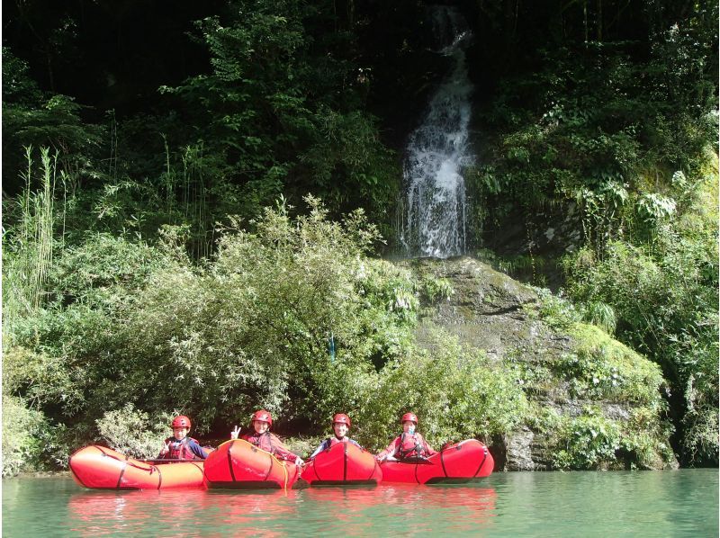 SALE! Popularity is on the rise! Light and easy to navigate! Excellent maneuverability and stability! Mini touring with a packraft! Lessons included [Yoshino River, Kochi]の紹介画像