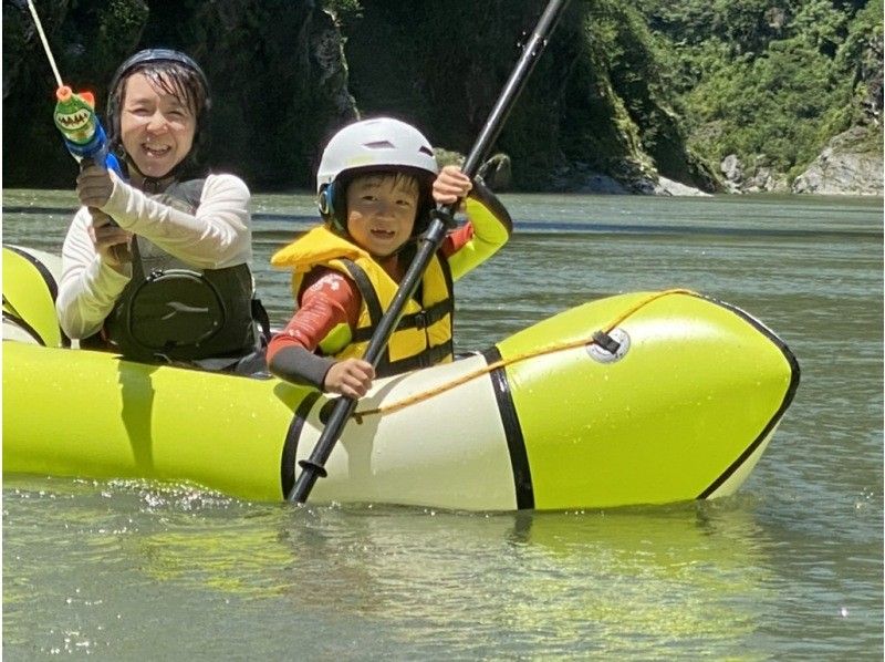 【徳島・吉野川】3歳から参加可能！少人数制・充実度重視のファミリーラフティング！