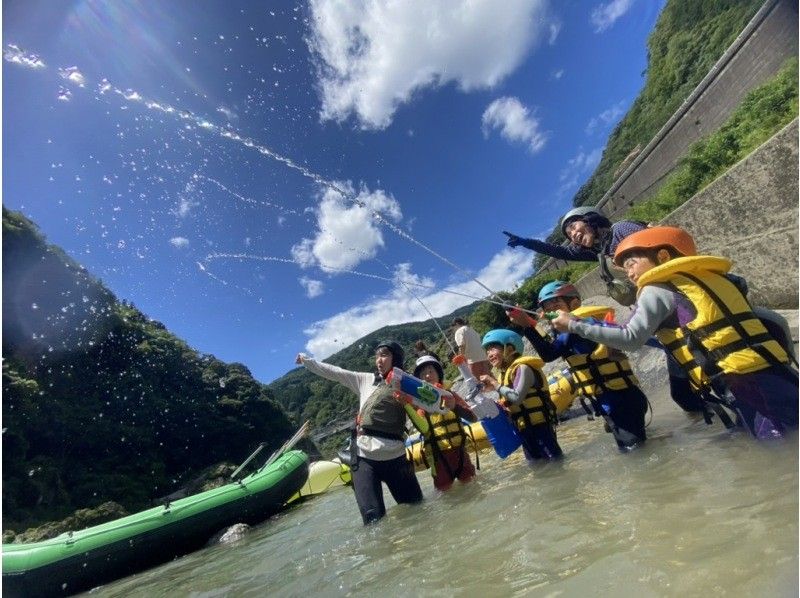 【徳島・吉野川】3歳から参加可能！少人数制・充実度重視のファミリーラフティング！の紹介画像