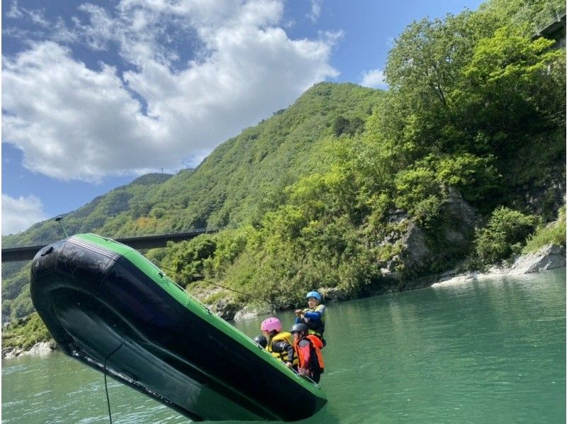 [Tokushima/Yoshinogawa] Participation possible from 3 years old! Family rafting with a small group system and emphasis on fulfillment!の紹介画像