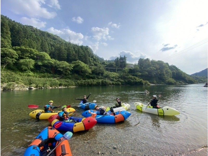 도쿠시마·요시노가와 “Nature Lab Hokuleʻa” 팩 래프트 체험을 즐기는 사람들