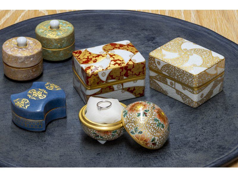 [Ishikawa/Komatsu City] For a lifetime memory. Making a ring case with gold paint at a pottery of Living National Treasureの紹介画像