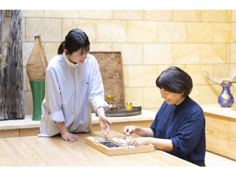 [Ishikawa/Komatsu City] For a lifetime memory. Making a ring case with gold paint at a pottery of Living National Treasureの紹介画像