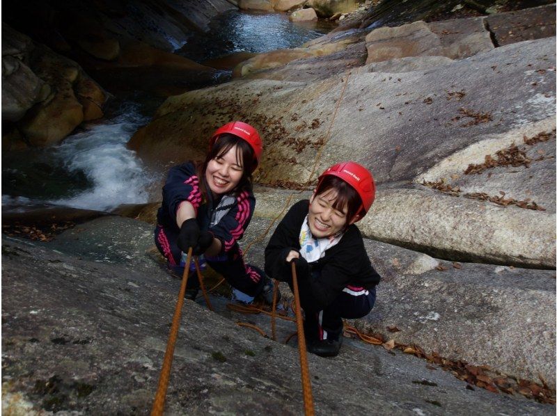 【大分・佐伯市】1組限定【日帰り】「秋の藤河内渓谷/沢歩き」(昼食.珈琲.ｵﾔﾂ/♨️付)【装備無料】10～12月の紹介画像