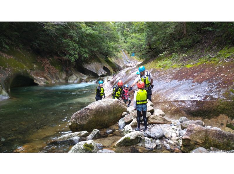 【大分・佐伯市】1組限定【1泊2日】「秋の藤河内渓谷/沢歩き」(弁当/焚火夜営/2食/ｺｰﾋｰ.ｵﾔﾂ/♨️付)【装備無料】10～12月の紹介画像
