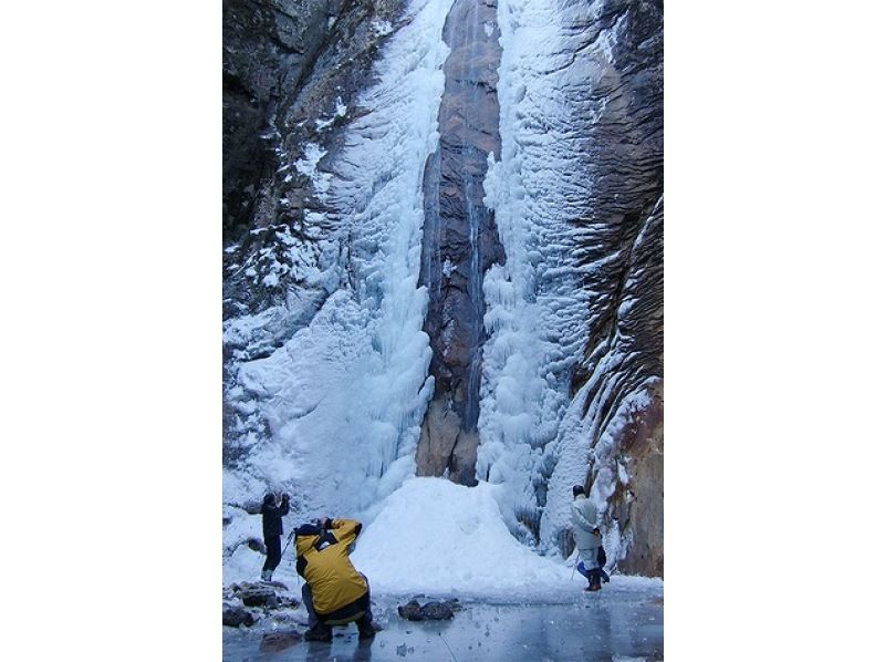 【大分・佐伯市】１組限定【日帰り/♨️】「冬の氷結観音滝73mへ渓谷沢歩き」(昼食/ｺｰﾋｰ/おやつ付)【装備無料/子供参加可】の紹介画像