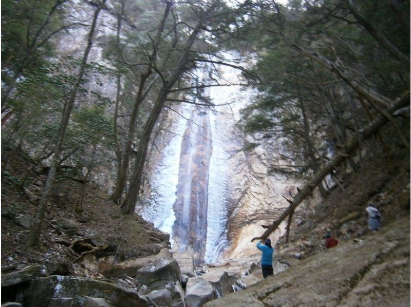 介紹前往富士河內溪谷的交通方式、價格以及溪降和冰瀑布之旅的推薦方案！