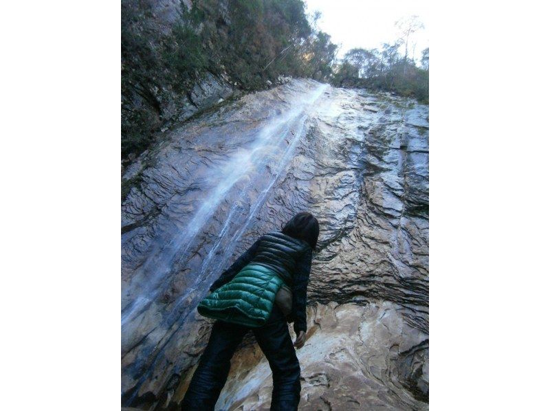 【大分・佐伯市】1組限定【1泊2日/♨️】「冬の氷結観音滝73m沢歩き」(焚火野営.2食/弁当/ｺｰﾋｰ/おやつ付)【装備無料/子供参加可】の紹介画像