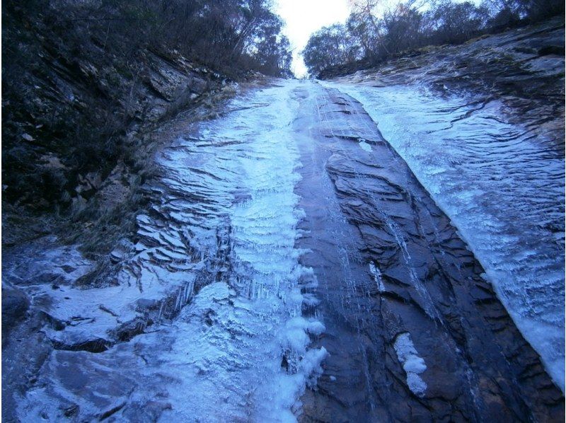 【大分・佐伯市】1組限定【1泊2日】「冬の氷結/藤河内渓谷の沢登り」(焚火野営.2食/弁当/温泉/おやつ付)【装備無料/子供参加可】の紹介画像