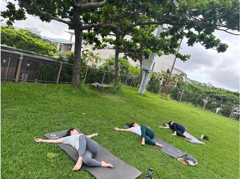 【沖縄・那覇】那覇から好アクセスのビーチヨガ体験！初心者でも安心な内容で極上リラックス！の紹介画像