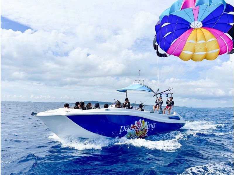 [Okinawa/Chubu/Parasailing/Tsukken Island] You can enjoy various scenery at once! Recommended for girls' trips and families! [A walk in the air at 50m! Participation possible from 4 years old]の紹介画像