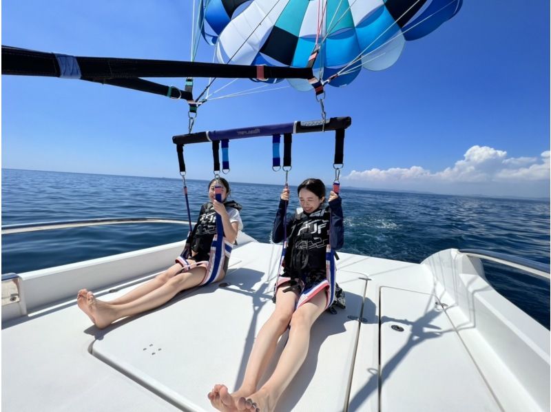 [Okinawa/Chubu/Parasailing/Tsukken Island] You can enjoy various scenery at once! Recommended for girls' trips and families! [A walk in the air at 50m! Participation possible from 4 years old]の紹介画像