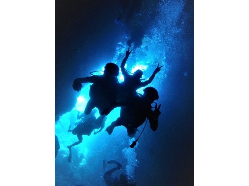 ❤1000 yen discount per person for reservations of 2 or more people [Blue Cave❤Private Beach Diving & Yomitan SUP] Diving video Feeding towel free ❤SUP experience in the tropical sea ❤の紹介画像