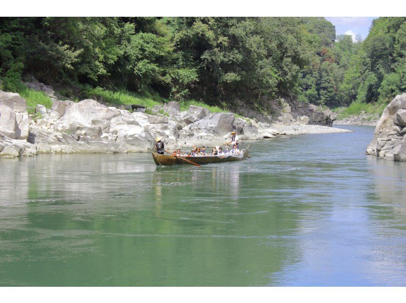 [Nagano/Iida] Enjoy the splash of the waves and go down the Tenryu River on a traditional Japanese boat! A boatman will guide you through the traditions of Japanese ships (history, shipbuilding, shipbuilding techniques)!の紹介画像