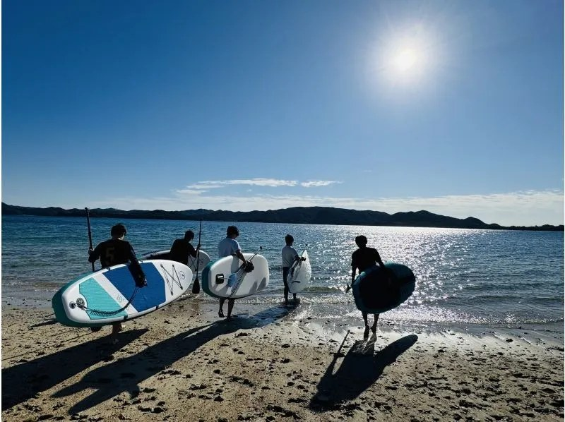 【奄美大島，立槳衝浪、浮潛、燒烤】【冬季也舒適】乘船前往高取海灘♪燒烤或島嶼黑豬肉涮涮鍋（方案A）の紹介画像