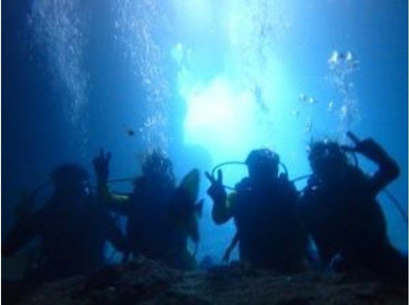 【 冲绳 ·恩纳村】体验深潜和浮潜（蓝洞课程）の紹介画像