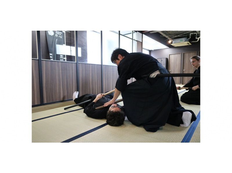 [โอซาก้า/นัมบะ/นิฮงบาชิ] การฝึกศิลปะการต่อสู้ Shushinryu Iaijutsu! การสอนศิลปะการต่อสู้ที่แท้จริงโดยปรมาจารย์ Iaijutsu ที่เก่งที่สุดในโลก Isao Machii!の紹介画像