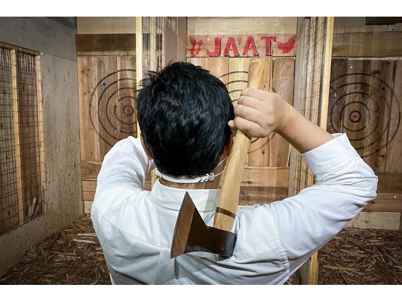 [Tokyo / Nishi-Shinjuku] Popular in the United States! AX THROWING®︎｜Exhilaration MAX! Compete for points by throwing axes like darts!の紹介画像