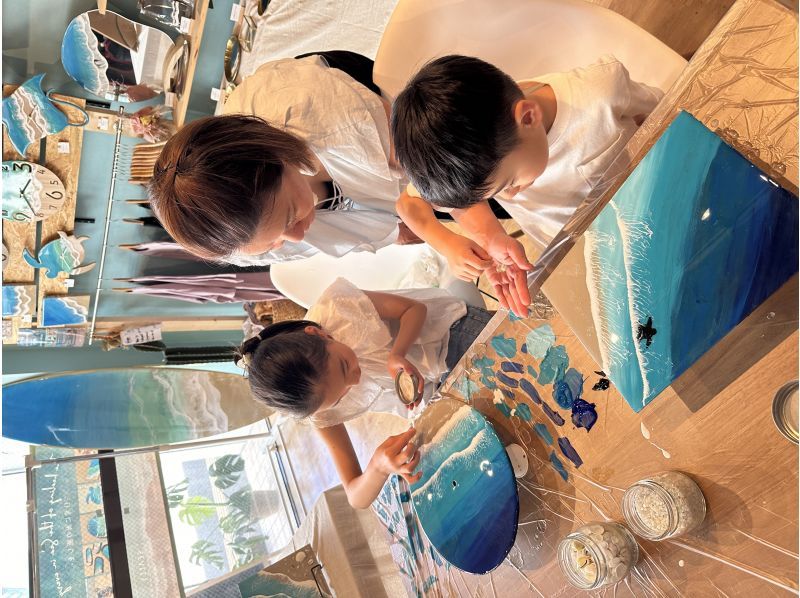 [Ishigaki Island/Resin Art Experience] Create your own memorable seascape with resin art! Make your own original wall clock! Groups welcome!の紹介画像