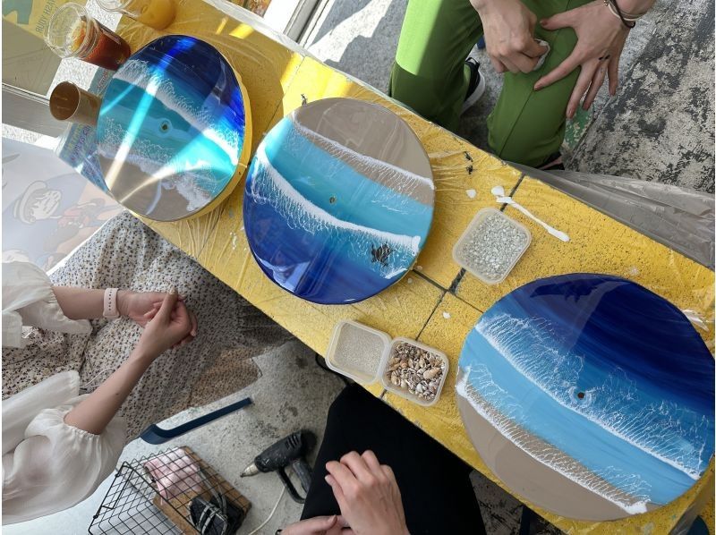 [Ishigaki Island/Resin Art Experience] Create your own memorable seascape with resin art! Make your own original wall clock! Groups welcome!の紹介画像