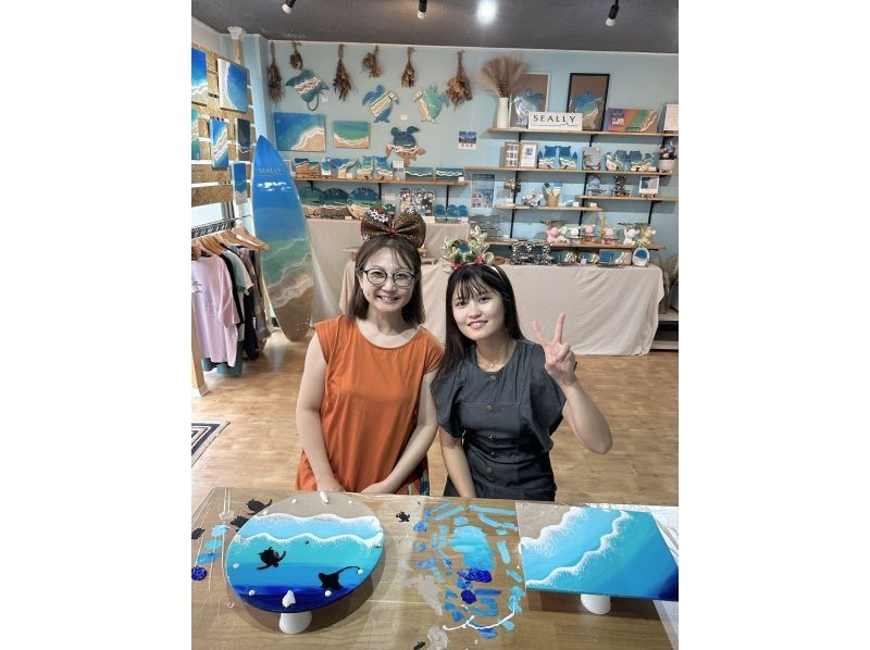 [Ishigaki Island/Resin Art Experience] Create your own memorable seascape with resin art! Make your own original wall clock! Groups welcome!の紹介画像