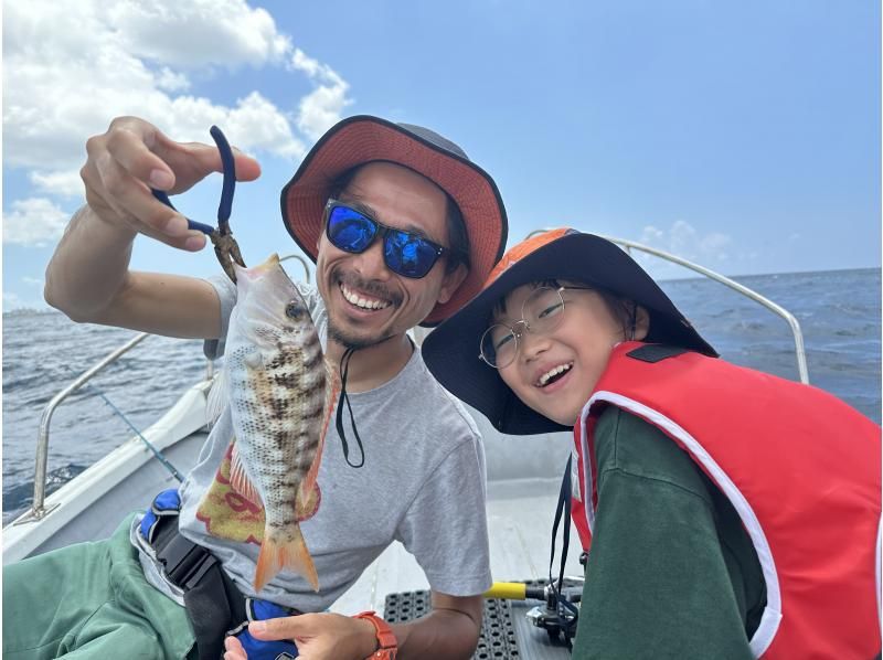 ☆3rd Anniversary Campaign☆ [Okinawa, Ginowan] [Same-day reservations OK‼️] Fun for children and beginners ♪ Hands-free boat fishing experience tour departing from Ginowan Marinaの紹介画像