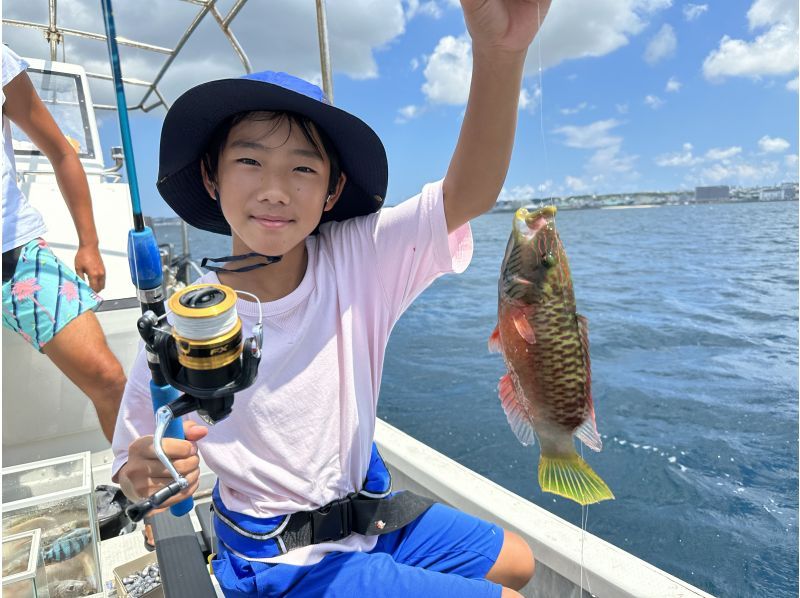 ☆3rd Anniversary Campaign☆ [Okinawa, Ginowan] [Same-day reservations OK‼️] Fun for children and beginners ♪ Hands-free boat fishing experience tour departing from Ginowan Marinaの紹介画像