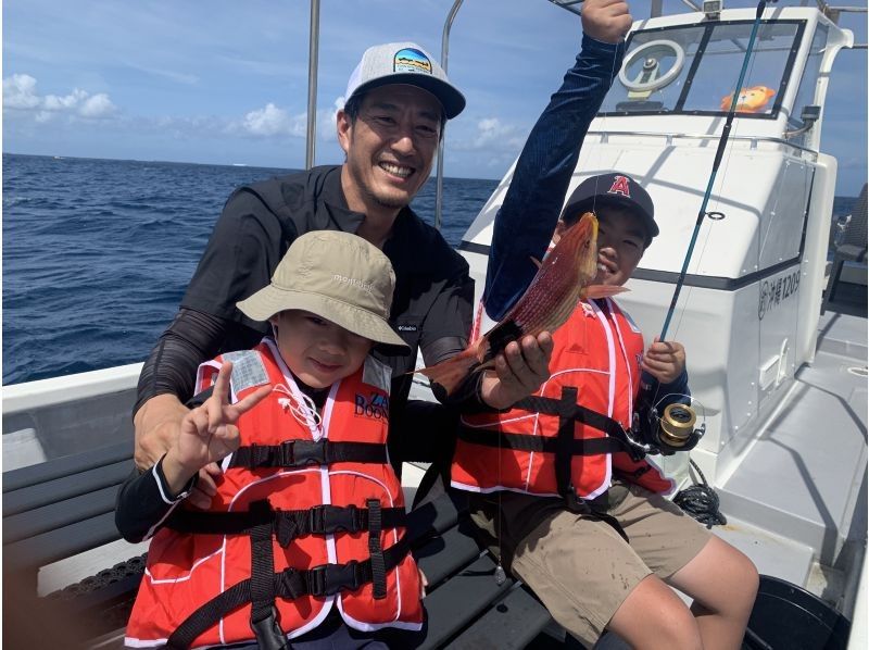 ☆Opening campaign☆ [Okinawa, Ginowan] [Reservations accepted on the day! ️] Fun for children and beginners♪ Empty-handed boat fishing experience tour [Departing from Ginowan Marina]の紹介画像