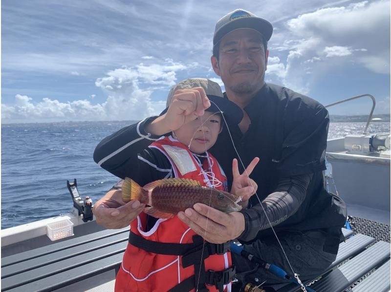 ☆3rd Anniversary Campaign☆ [Okinawa, Ginowan] [Same-day reservations OK‼️] Fun for children and beginners ♪ Hands-free boat fishing experience tour departing from Ginowan Marinaの紹介画像