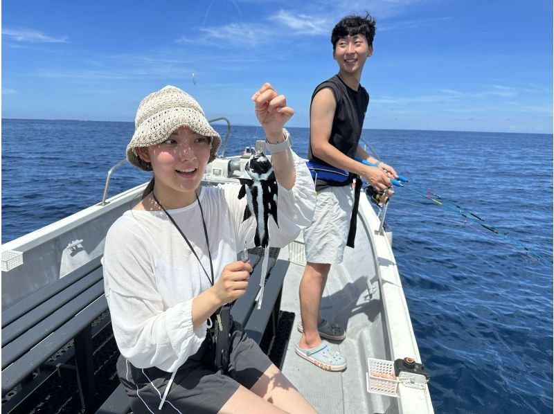 ☆3rd Anniversary Campaign☆ [Okinawa, Ginowan] [Same-day reservations OK‼️] Fun for children and beginners ♪ Hands-free boat fishing experience tour departing from Ginowan Marinaの紹介画像
