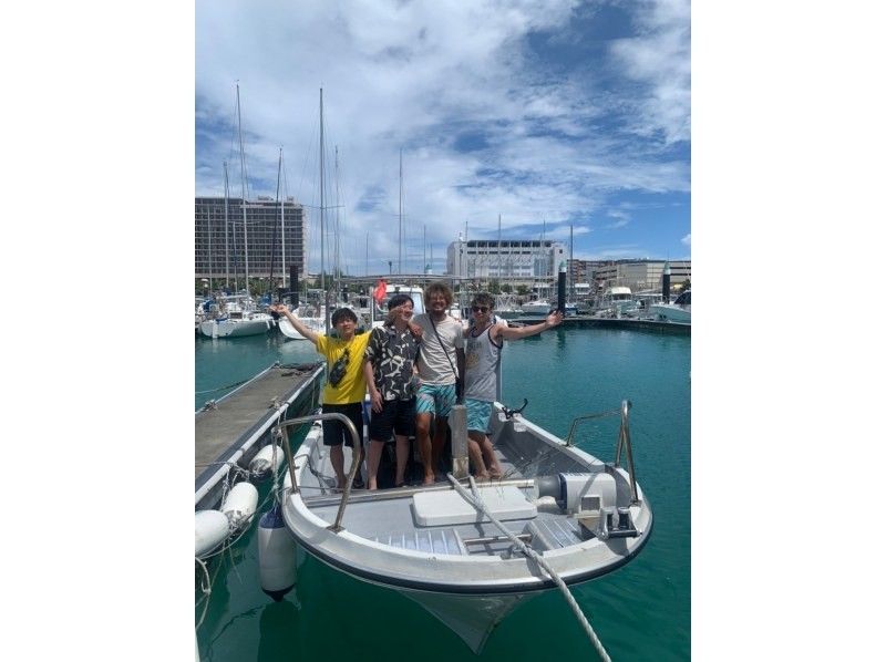 ☆3rd Anniversary Campaign☆ [Okinawa, Ginowan] [Same-day reservations OK‼️] Fun for children and beginners ♪ Hands-free boat fishing experience tour departing from Ginowan Marinaの紹介画像