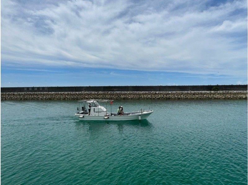 ☆3rd Anniversary Campaign☆ [Okinawa, Ginowan] [Same-day reservations OK‼️] Fun for children and beginners ♪ Hands-free boat fishing experience tour departing from Ginowan Marinaの紹介画像