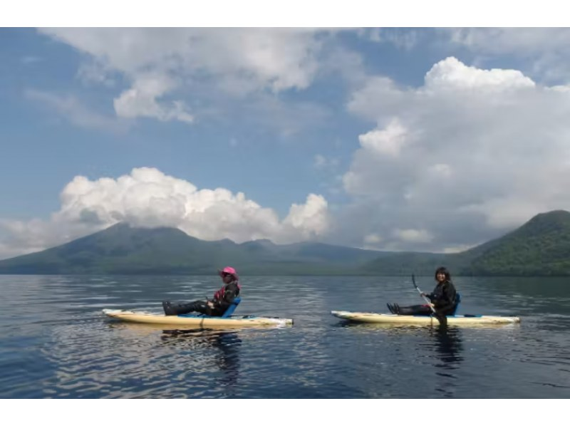 【北海道・支笏湖】ウエットスーツ着用でカヌー＆背もたれ付きSUP体験（2名〜）全国旅行支援クーポン利用可能♪の紹介画像