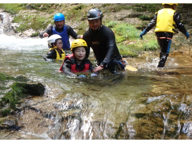 [群马水上]充满自然气息的半日家庭溪降冒险！旅游照片免费の紹介画像